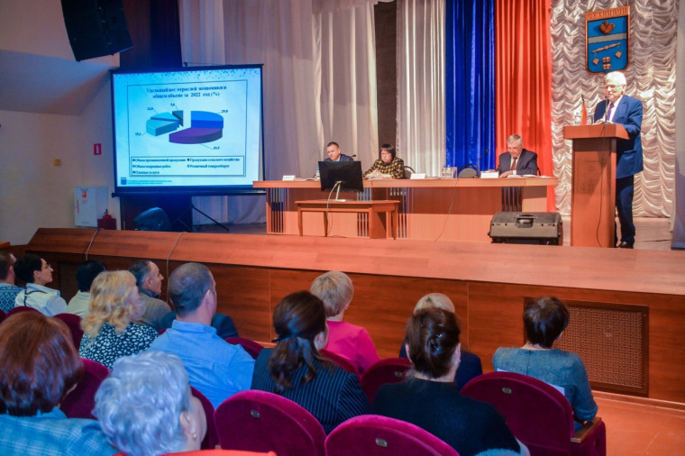В Сухиничах  состоялся отчет главы администрации района Александра Колесникова об итогах социально-экономического развития муниципалитета в 2022 году.